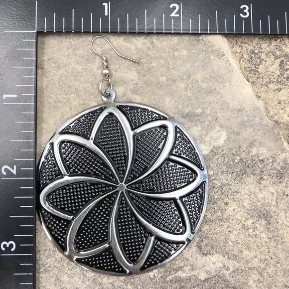 🍀 Large Flower Disk Dangle Earrings - Picture 2 of 3